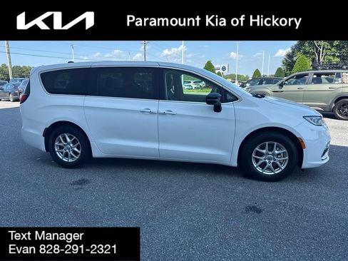 Used 2024 Chrysler Pacifica Touring-L FWD image 8