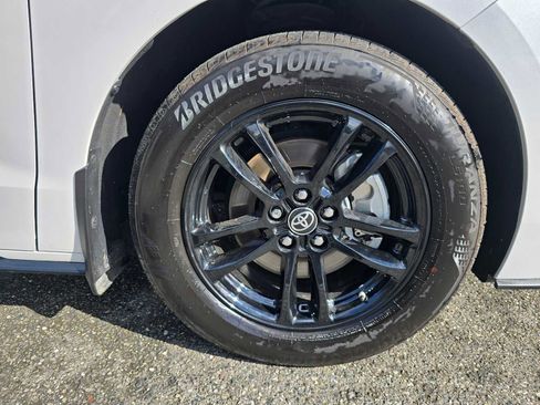 Used 2025 Toyota Sienna Platinum image 9