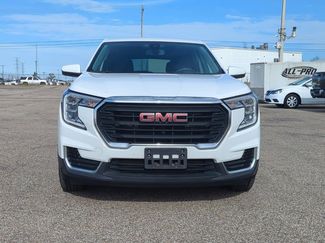 Used 2024 GMC Terrain SLE video 2