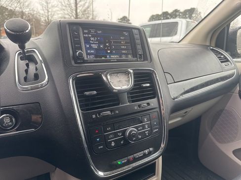 Used 2015 Chrysler Town & Country Touring w/ Driver Convenience Group image 13