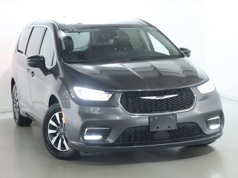Used 2023 Chrysler Pacifica Touring-L FWD image 2