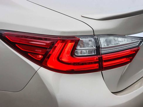 Used 2016 Lexus ES 300h image 8