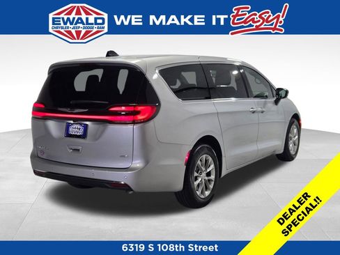 New 2026 Chrysler Pacifica Select image 16