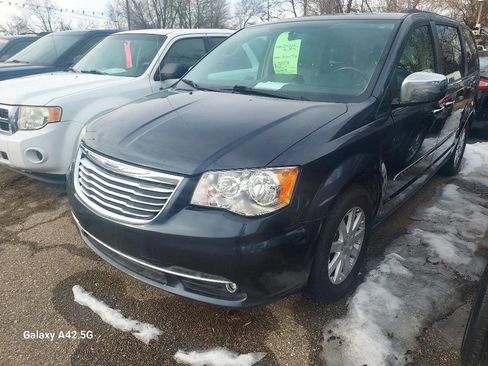 Used 2014 Chrysler Town & Country Touring image 1