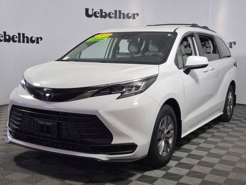 Certified 2023 Toyota Sienna LE FWD image 3