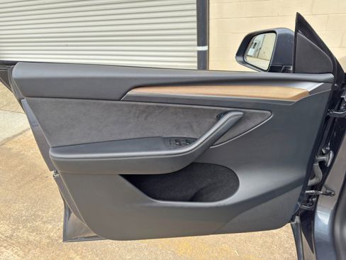 Used 2022 Tesla Model Y Long Range AWD/4WD image 43