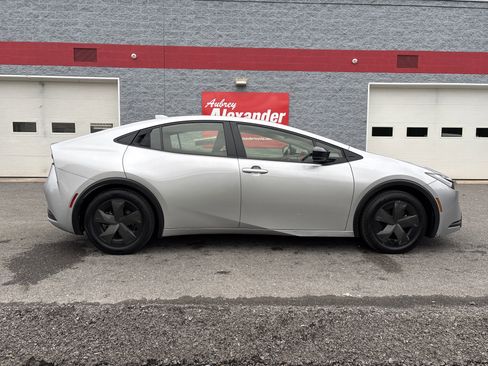 Used 2024 Toyota Prius LE image 2