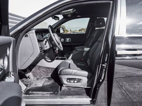 Used 2024 Rolls-Royce Phantom Sedan image 38