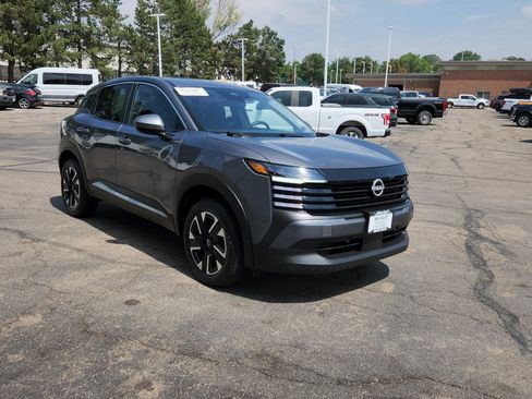 Used 2025 Nissan Kicks SV AWD/4WD image 13