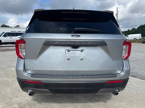 Used 2022 Ford Explorer XLT w/ Equipment Group 202A RWD image 4