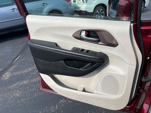 Used 2018 Chrysler Pacifica Touring-L Plus FWD image 9
