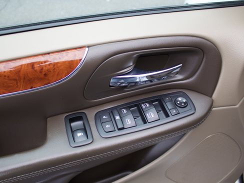 Used 2015 Chrysler Town & Country Touring image 10