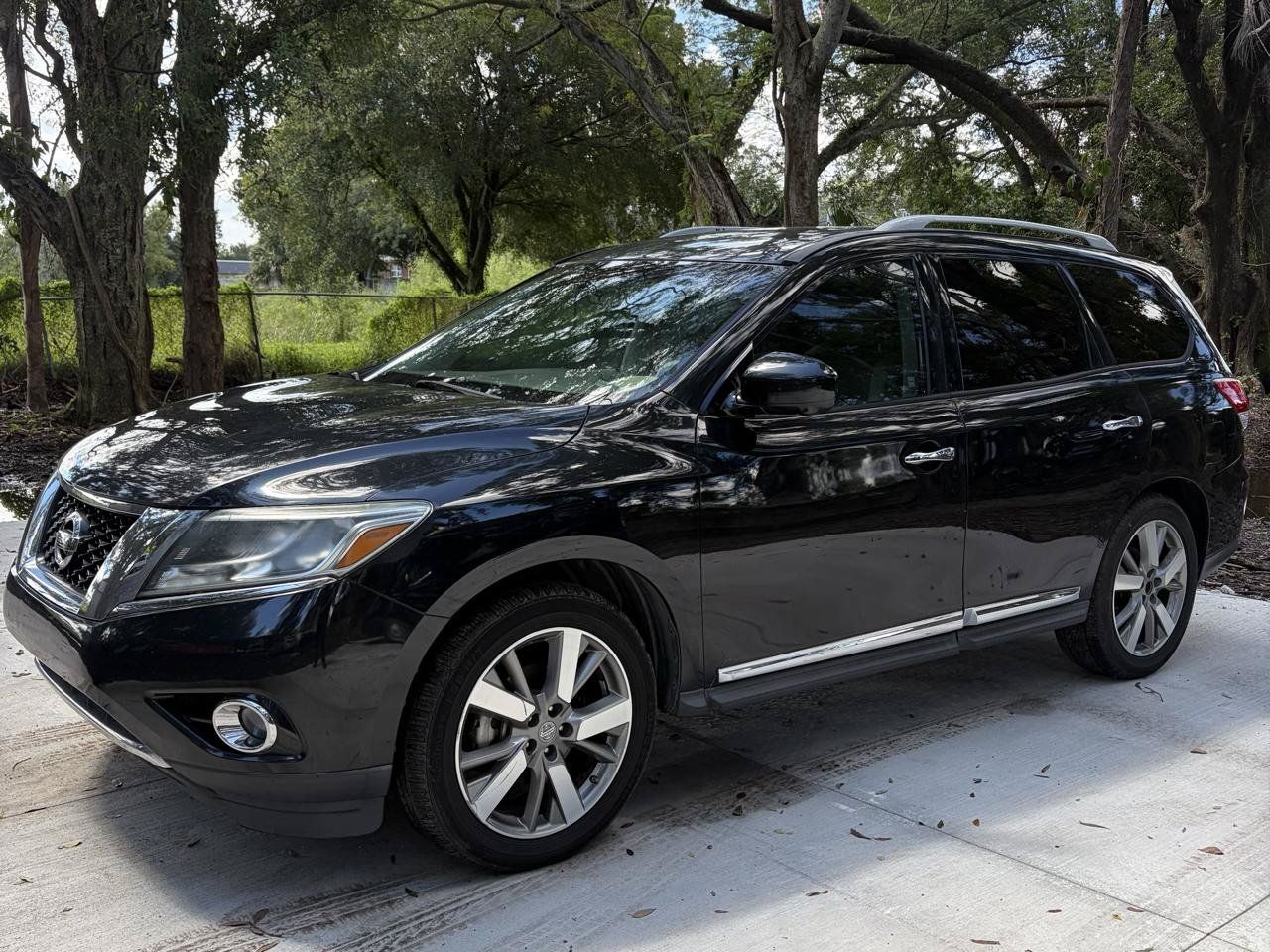 Used 2015 Nissan Pathfinder Platinum FWD image 1