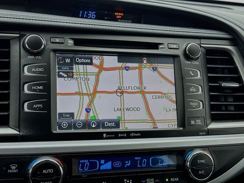 Used 2018 Toyota Highlander SE FWD image 9