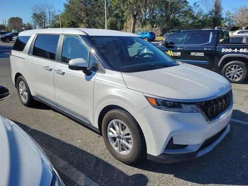 Used 2024 Kia Carnival LX image 3