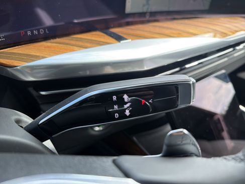 Used 2025 Cadillac Escalade Premium Luxury Platinum image 26