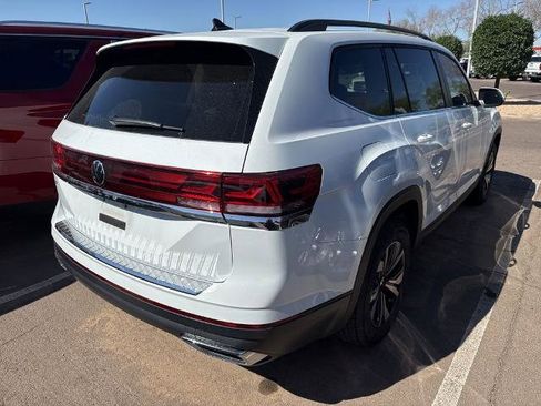 Used 2025 Volkswagen Atlas SE image 3