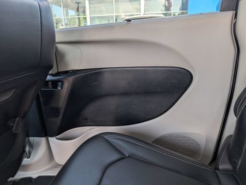 Used 2023 Chrysler Pacifica Touring-L FWD image 18