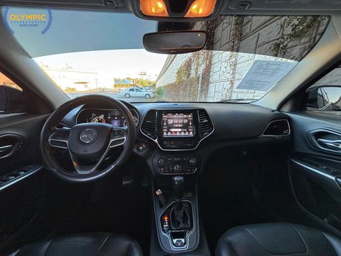 Used 2019 Jeep Cherokee Limited image 18