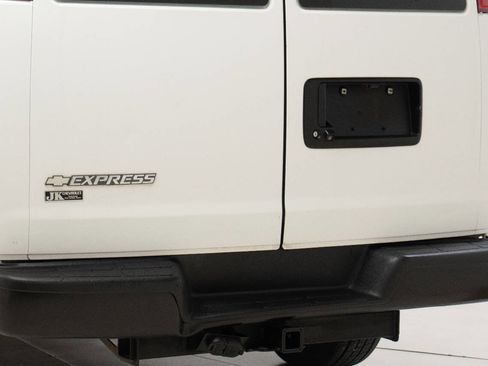 Used 2017 Chevrolet Express 2500 Extended image 13