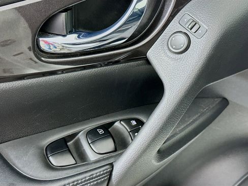 Used 2018 Nissan Rogue S image 18