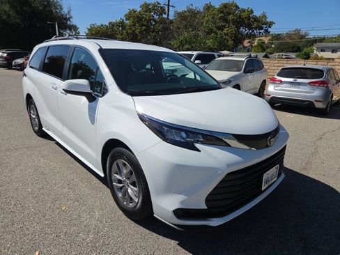 Used 2026 Toyota Sienna LE FWD image 8