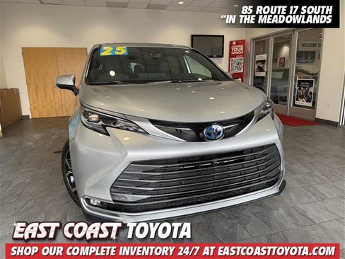 Certified 2025 Toyota Sienna Platinum image 1