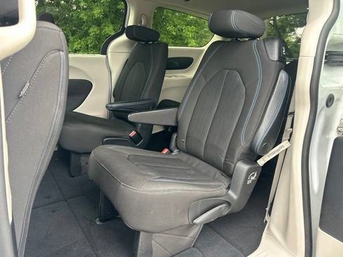 Used 2021 Chrysler Pacifica Touring FWD image 32