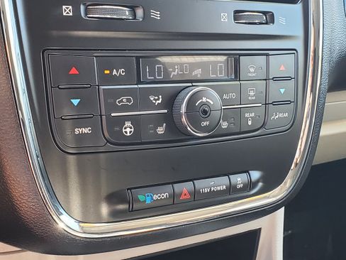 Used 2014 Chrysler Town & Country Touring-L FWD image 22