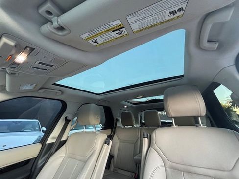 Used 2017 Land Rover Discovery SE image 45