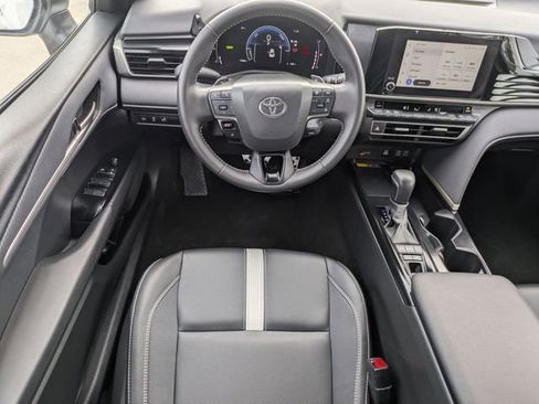 Used 2025 Toyota Camry SE image 12