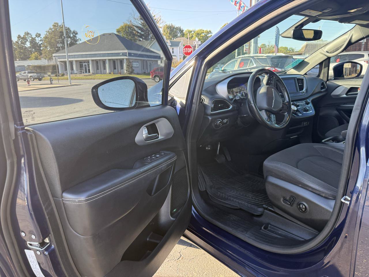 Used 2019 Chrysler Pacifica Touring Plus w/ S Appearance Package FWD image 10