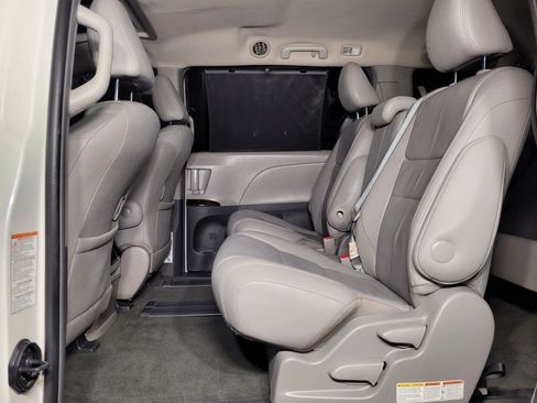 Used 2016 Toyota Sienna XLE image 42