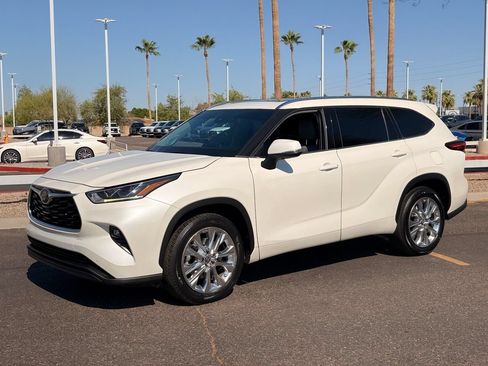 Used 2020 Toyota Highlander Limited FWD image 2
