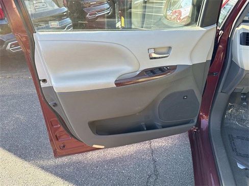 Used 2012 Toyota Sienna image 13