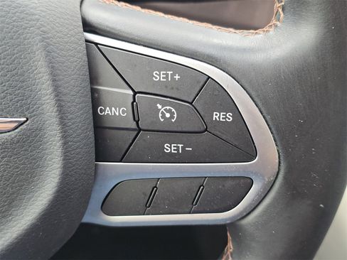 Used 2017 Chrysler Pacifica Touring-L image 23