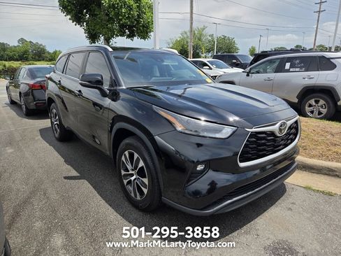Used 2023 Toyota Highlander XLE FWD image 3