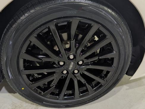 Used 2017 Lincoln Continental Select AWD/4WD image 9
