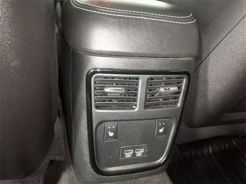 Used 2023 Chrysler 300 C image 15