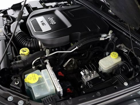 Used 2017 Jeep Wrangler Unlimited Sahara w/ Connectivity Group image 34