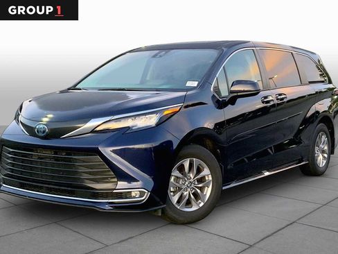 Used 2023 Toyota Sienna XLE w/ Protection Package (TMS) FWD image 1
