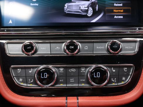 Used 2022 Bentley Bentayga AWD/4WD image 49