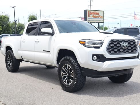 Used 2021 Toyota Tacoma TRD Sport w/ TRD Premium Sport Package AWD/4WD image 5