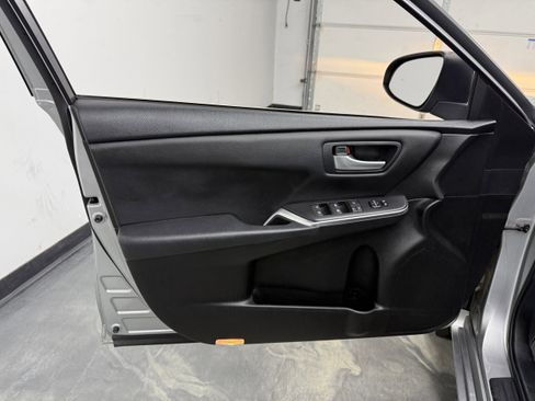 Used 2017 Toyota Camry LE image 10