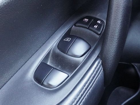 Used 2019 Nissan Rogue SV image 17