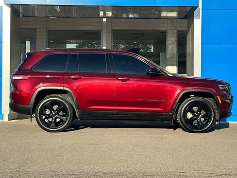 Used 2024 Jeep Grand Cherokee Limited w/ Luxury Tech Group II image 4