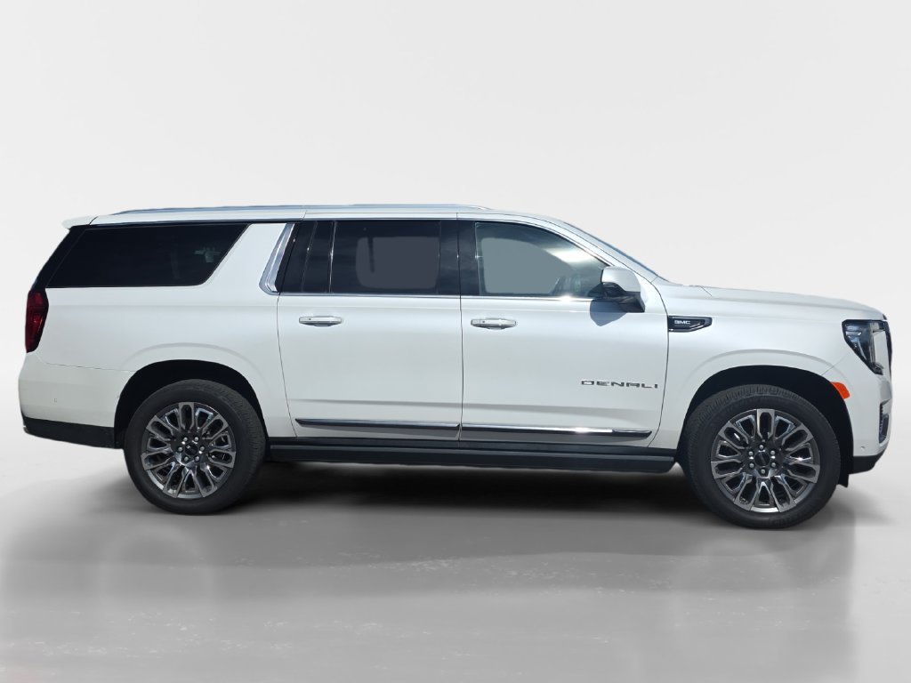 Used 2023 GMC Yukon XL Denali Ultimate AWD/4WD image 7