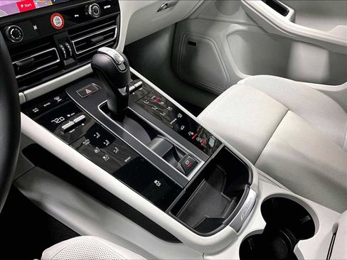 Used 2025 Porsche Macan AWD/4WD image 19