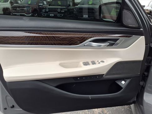 Used 2021 BMW 750i xDrive w/ Executive Package image 25