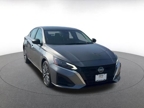 Used 2024 Nissan Altima 2.5 SV image 3